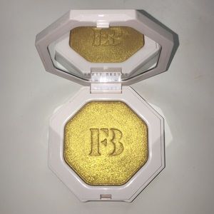 Fenty Beauty- Trophy Wife Highlighter